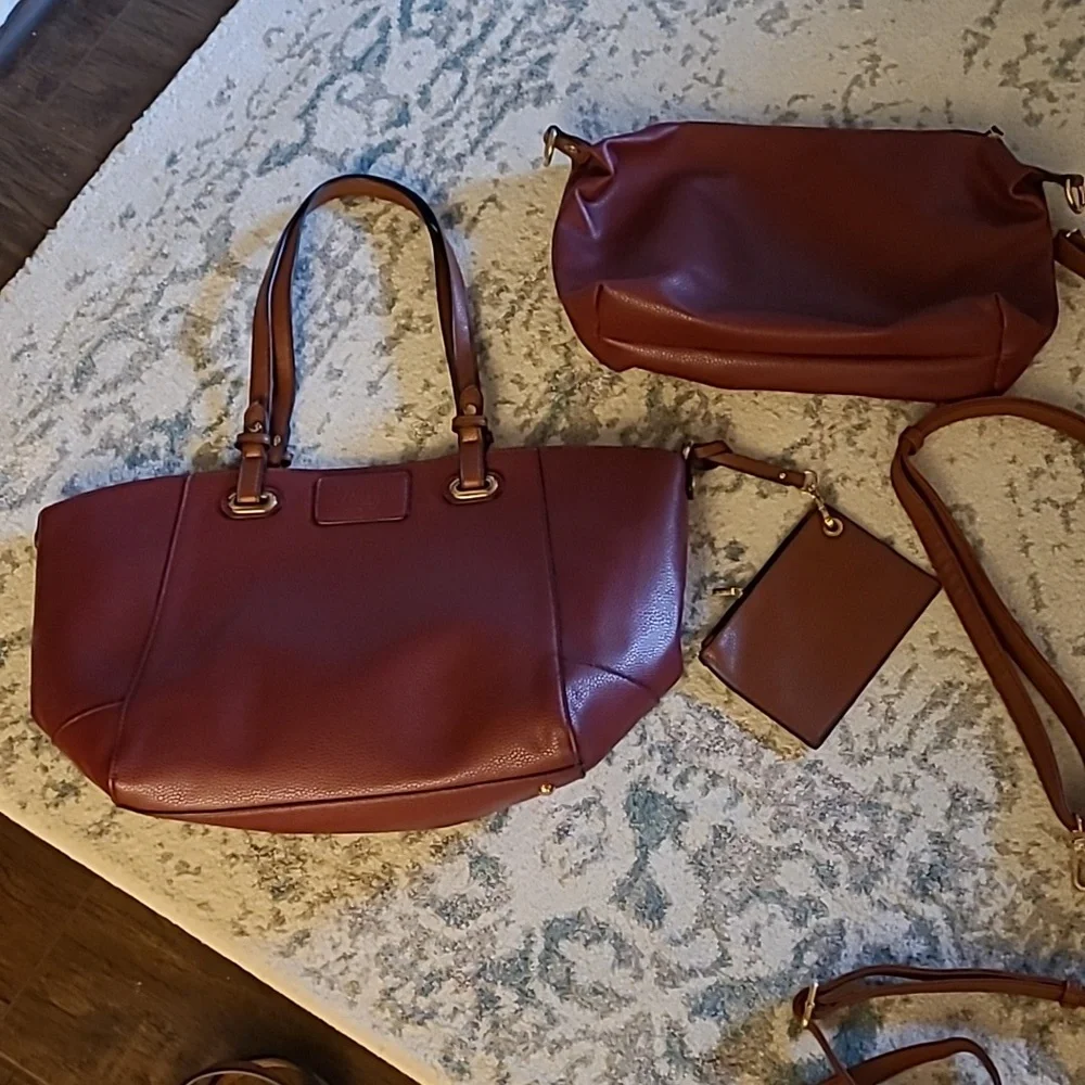 New condition vegan totes with attached coin purses and addtl matching bags - Picture 3 of 14